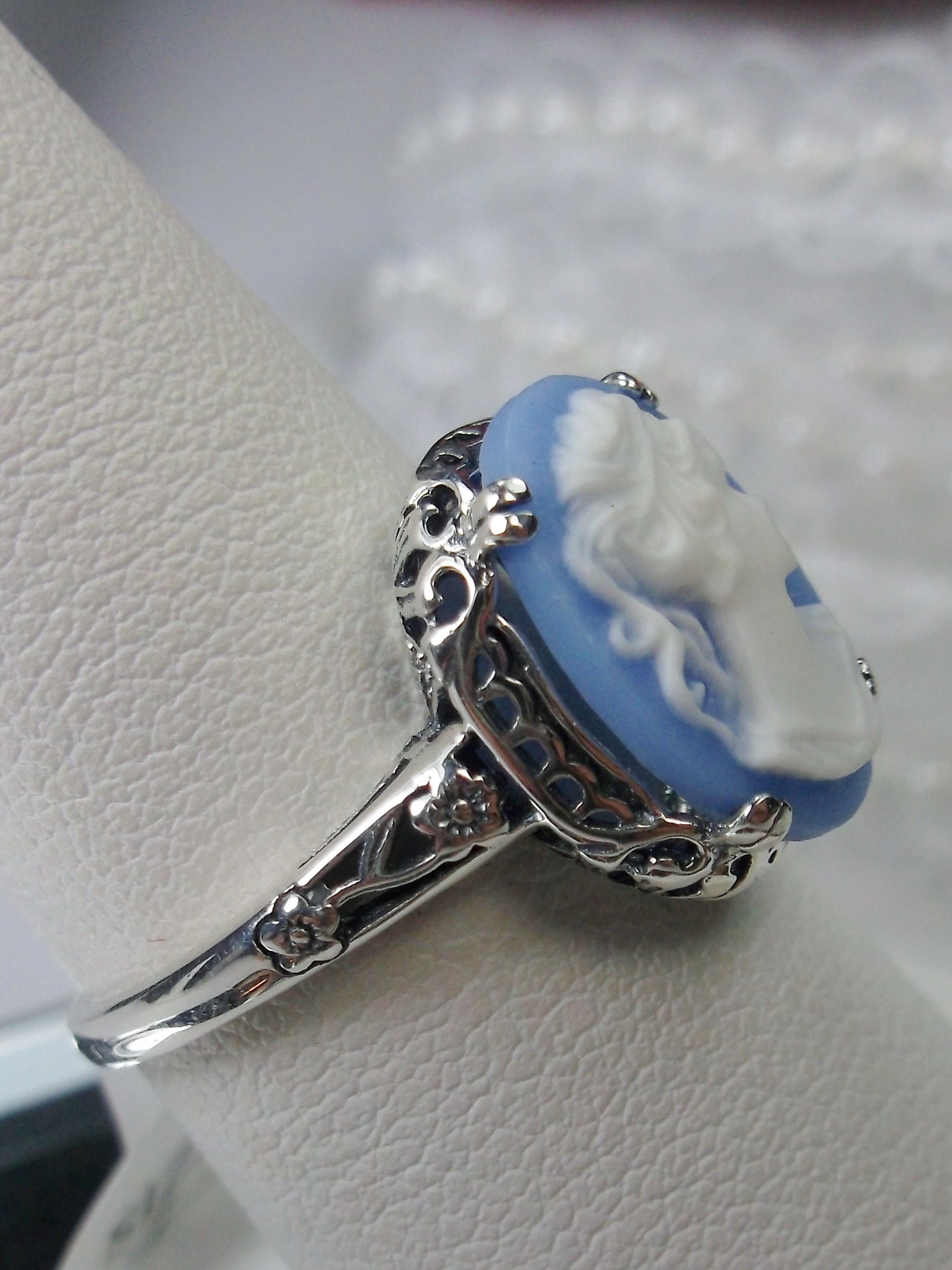 Art Deco Cameo Cocktail Ring in Filigree Mounting, Classic White Gold